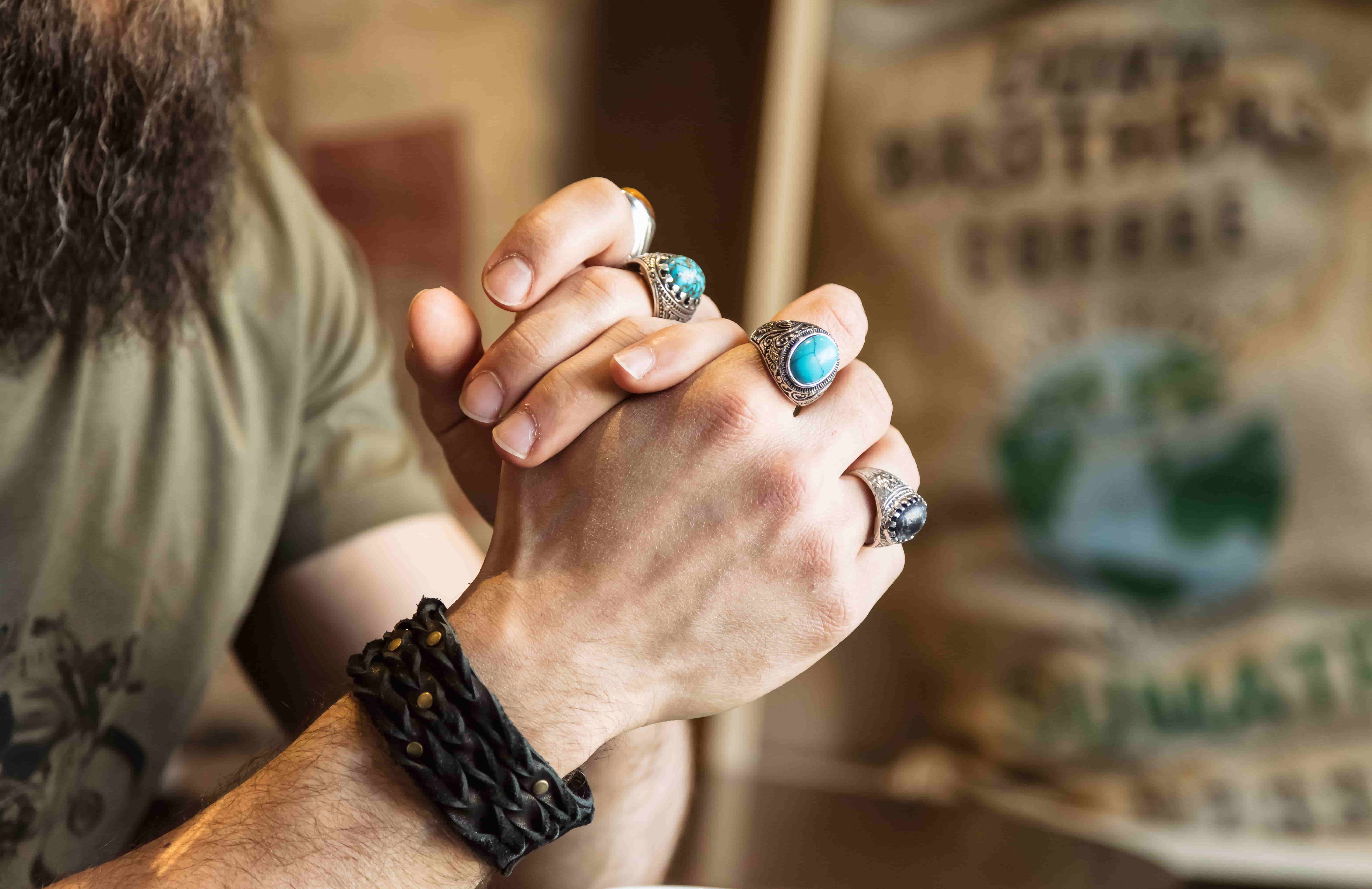 L’importance culturelle et personnelle des bagues, bracelets et autres accessoires